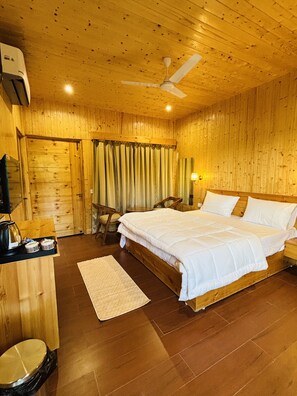 Deluxe Tek Büyük Yataklı Oda, Balkon | Masa, dizüstü bilgisayar çalışma alanı, ücretsiz kablosuz İnternet