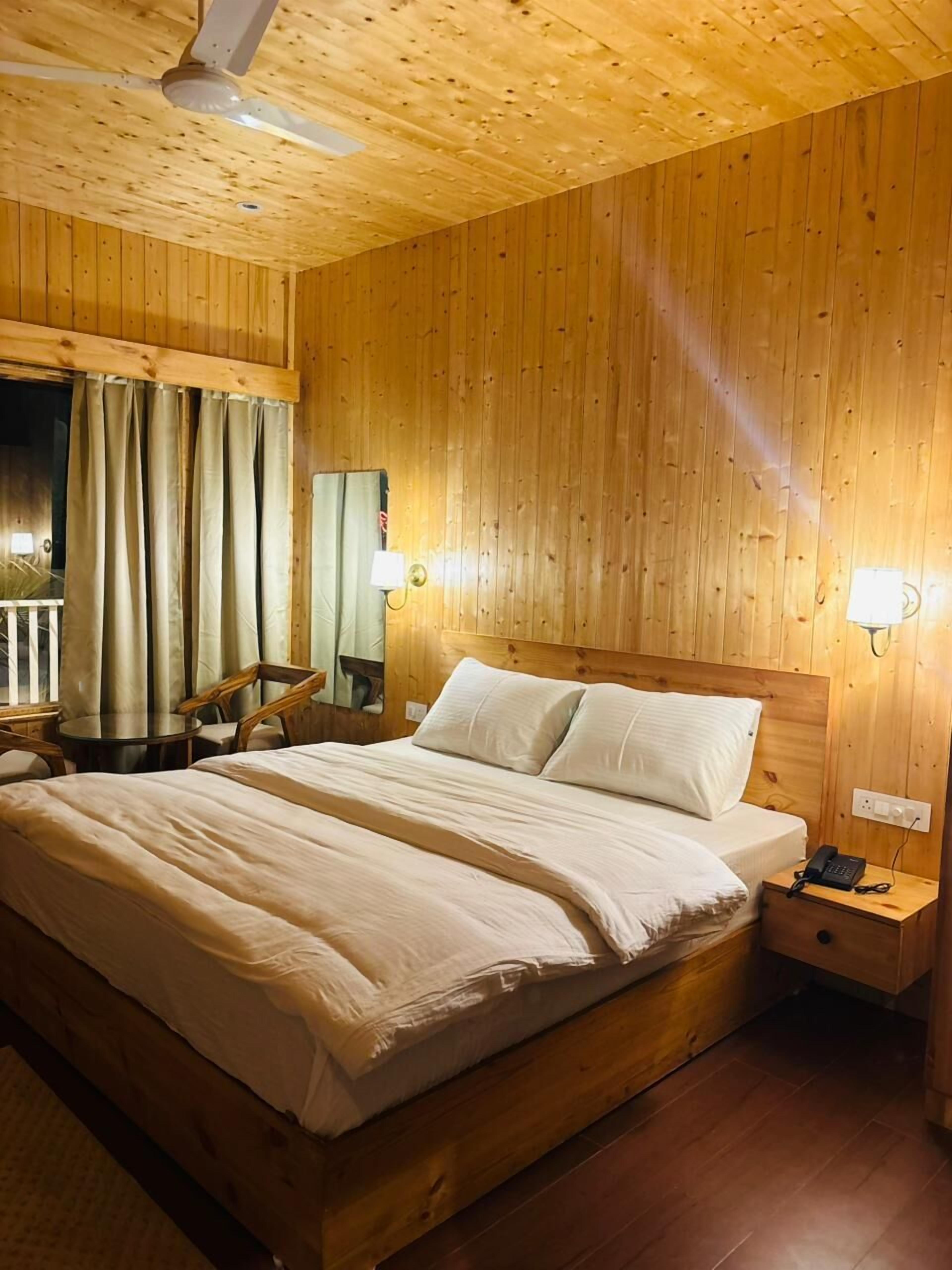 Habitación Deluxe doble, balcón | Escritorio, espacio para trabajar con un portátil, camas supletorias