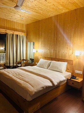 Deluxe tweepersoonskamer, balkon | Een bureau, een laptopwerkplek, extra bedden (toeslag), gratis wifi