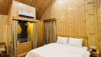 Dobbeltrom – standard | Skrivebord, skrivebord for bærbar PC og ekstrasenger (mot et tillegg)