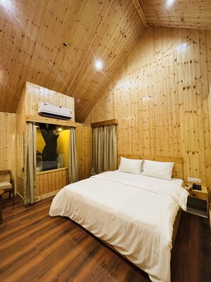 Desk, laptop workspace, rollaway beds, free WiFi - Bundela Woods Cottage and Restaurant (Rajnagar)