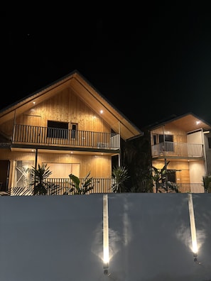 Fassade der Unterkunft – Abend/Nacht