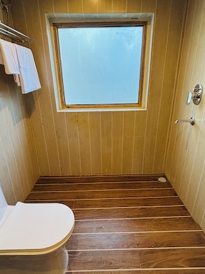 Standaard tweepersoonskamer | Badkamer | Handdoeken, toiletpapier