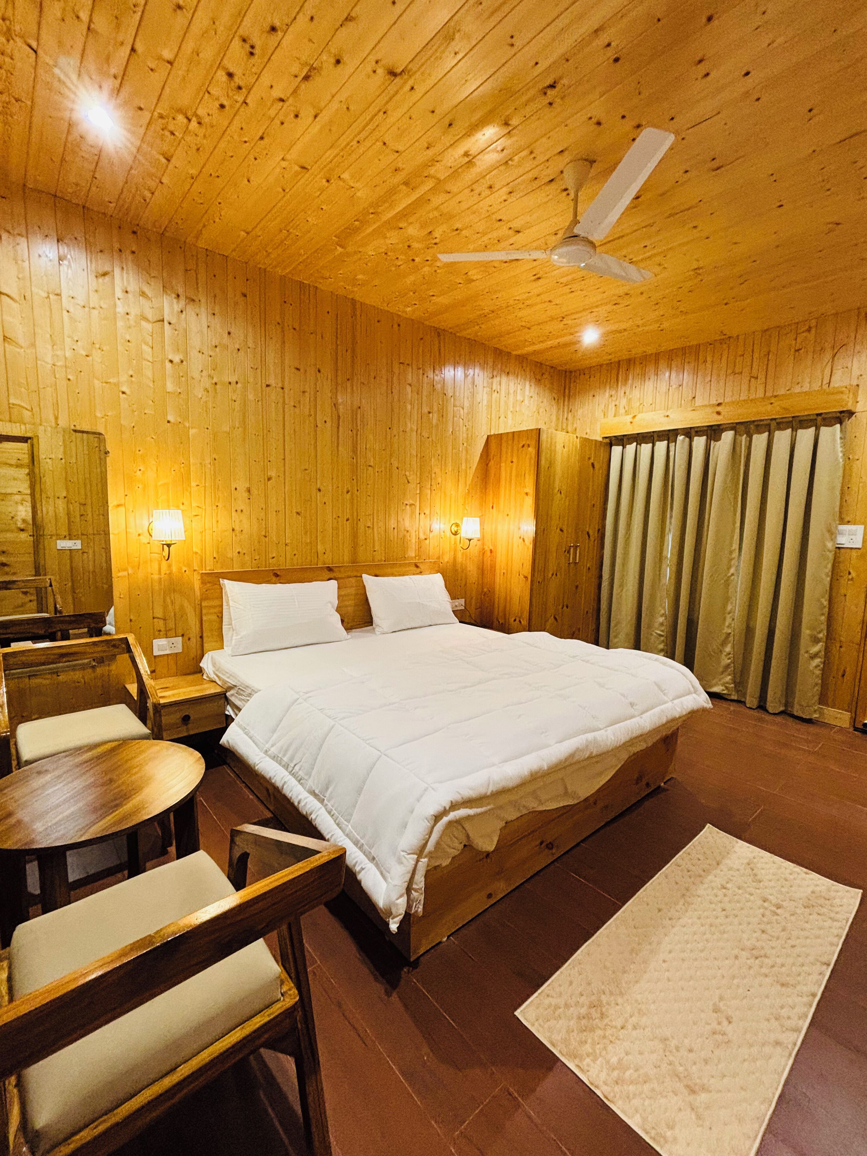 Standaard tweepersoonskamer | Een bureau, een laptopwerkplek, gratis wifi, beddengoed