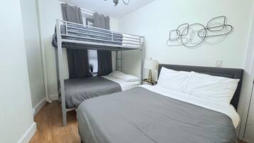 1 slaapkamer, een strijkplank/strijkijzer, reisbedje, gratis wifi