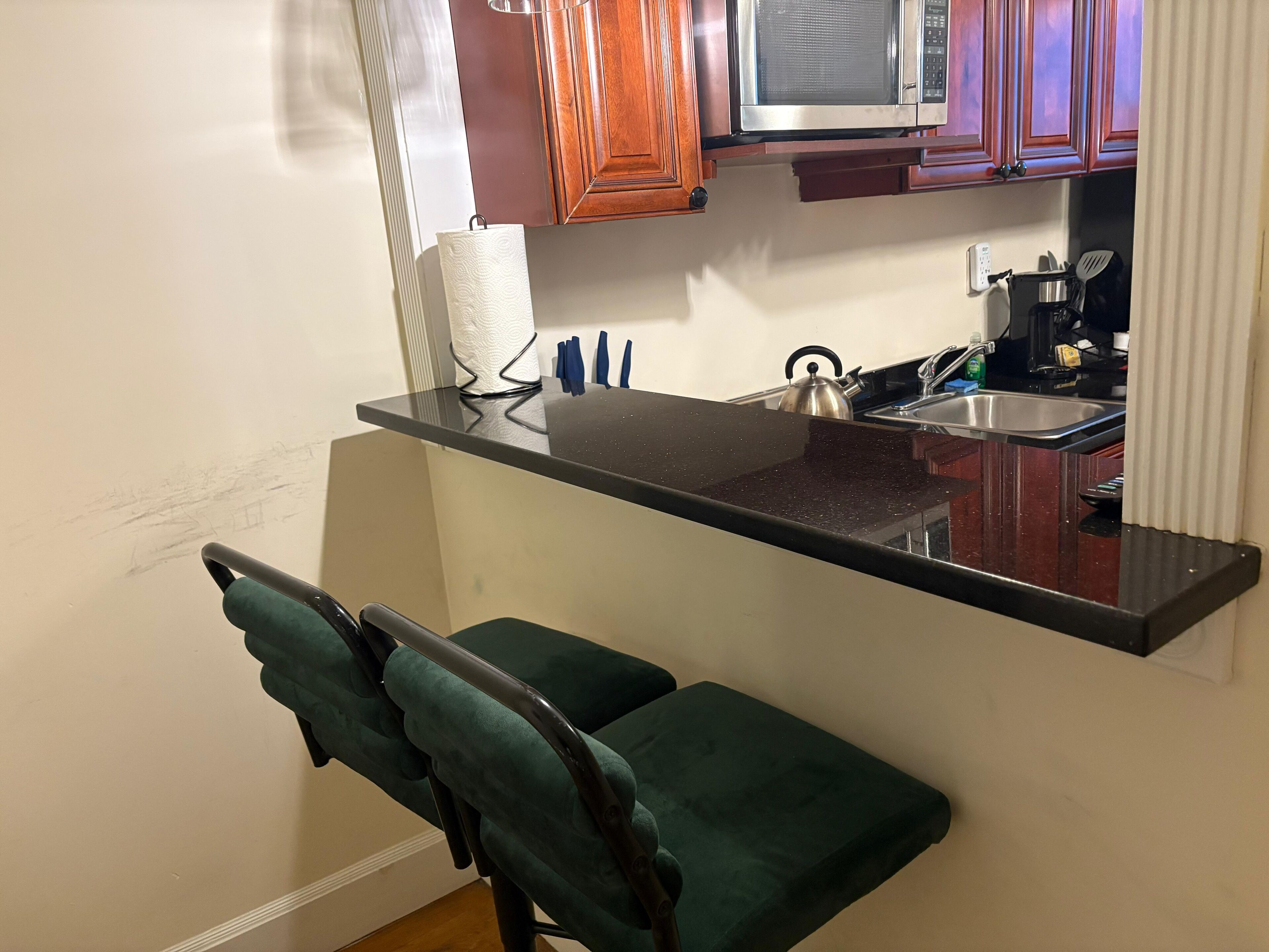 Kjøleskap, mikrobølgeovn, ovn og kokeplater