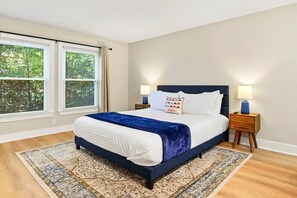 Iron/ironing board, WiFi, bed sheets - Cozy 2BR/2BA Renovated Condo Near Auburn Campus (Auburn)
