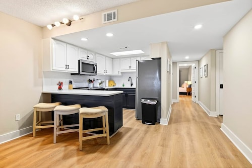 Cozy 2BR/2BA Renovated Condo Near Auburn Campus