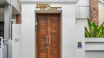 Entrada al alojamiento