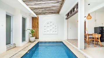 Kolam renang indoor