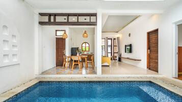 Una piscina cubierta