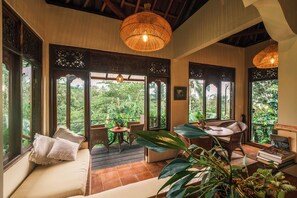 Tischtennisplatte, Bücher, Drucker