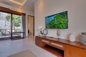 Villa, balkong, hageutsikt | Safe på rommet, strykejern/-brett, wi-fi (inkludert) og sengetøy