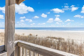 Plage, planche à voile, navigation en bateau à moteur, pêche sur place