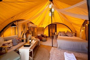 Tenda de campanya econòmica, vistes al jardí | Caixa forta a l'habitació, cortines opaques i planxa i posts de planxar 