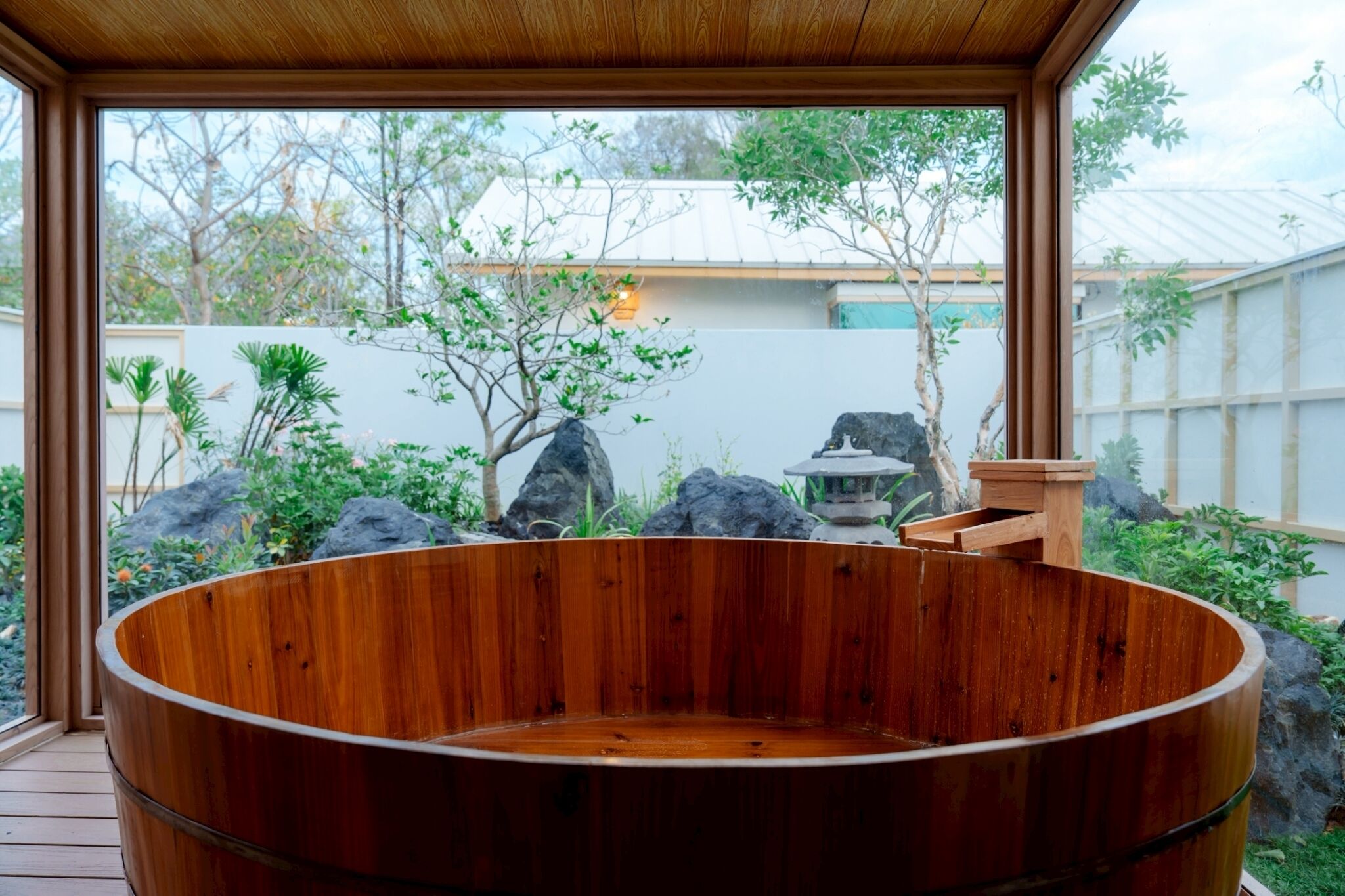 Superior-huvila, näköala puutarhaan | Kylpylä