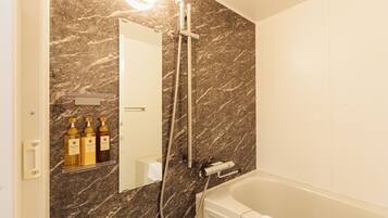 Standard Twin Room | Bathroom | Free toiletries, hair dryer, towels, shampoo
