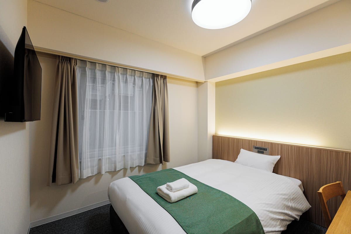Standard Single Room | Desk, laptop workspace, soundproofing, WiFi (free)