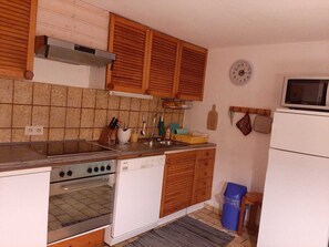 Microwave, oven, stovetop - Marvelous 2-bedroom apartment in charming Wunstorf perfect for relaxing (Wunstorf)
