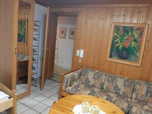 TV - Marvelous 2-bedroom apartment in charming Wunstorf perfect for relaxing (Wunstorf)