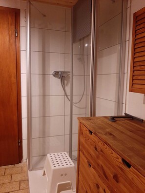 Shower, towels, toilet paper - Marvelous 2-bedroom apartment in charming Wunstorf perfect for relaxing (Wunstorf)