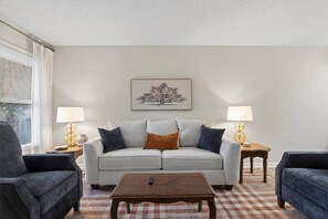 TV - Charming 2BR/2BA Condo - Steps from Auburn Campus (Auburn)