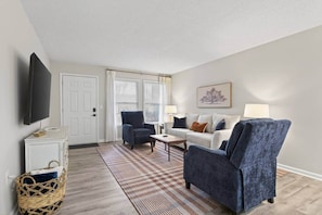 TV - Charming 2BR/2BA Condo - Steps from Auburn Campus (Auburn)