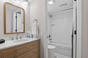 Hair dryer, towels - Charming 2BR/2BA Condo - Steps from Auburn Campus (Auburn)