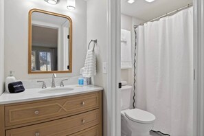 Hair dryer, towels - Charming 2BR/2BA Condo - Steps from Auburn Campus (Auburn)