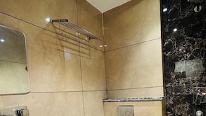 Basic Room, City View | Bilik Mandi | Pancuran mandi, tuala disediakan, sabun 