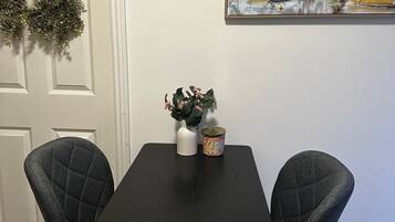 Studio, 1 Bedroom | Dining room