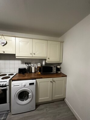 Studio, 1 Bedroom | Laundry - Tranquil Studio Retreat in Dublin 22 With Garden and BBQ (Dublin)