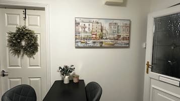 Studio, 1 Bedroom | Dining room