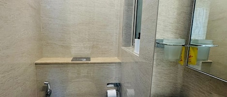 シャワー、タオル、石鹸、トイレットペーパー