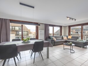 TV - Stylish holiday apartment with side sea view (Middelkerke)