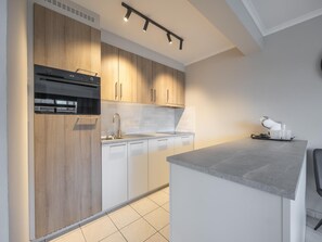 Fridge, microwave, oven, dishwasher - Stylish holiday apartment with side sea view (Middelkerke)
