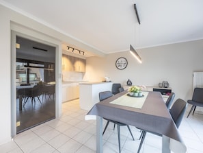 Dining - Stylish holiday apartment with side sea view (Middelkerke)
