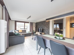 TV - Stylish holiday apartment with side sea view (Middelkerke)