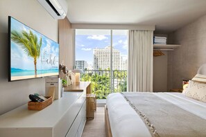 1 bedroom, desk, iron/ironing board, WiFi - Waikiki Ocean View Retreat – Close to the Beach (Honolulu)