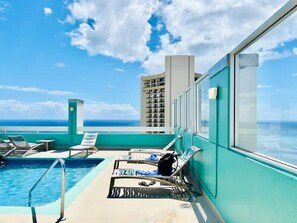 Pool - Waikiki Ocean View Retreat – Close to the Beach (Honolulu)