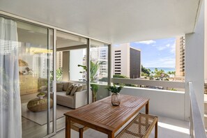 Outdoor dining - Waikiki Ocean View Retreat – Close to the Beach (Honolulu)