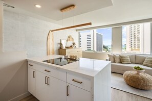 Interior - Waikiki Ocean View Retreat – Close to the Beach (Honolulu)