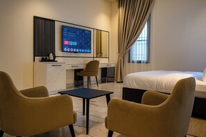 Enkeltrom – superior | Skrivebord, skrivebord for bærbar PC og wi-fi (inkludert)