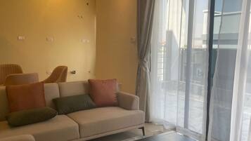 Executive Twin Room, Balcony | Living area