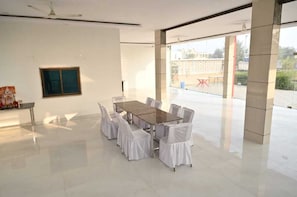 Outdoor dining - Hotel Raj Palace & Restaurant (Khatoo)