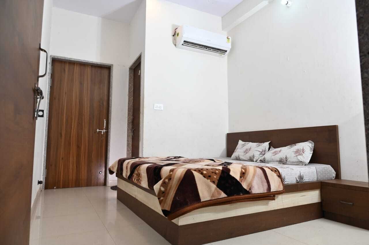 Deluxe Room | Rollaway beds, bed sheets