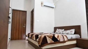 Deluxe Room | Rollaway beds, bed sheets