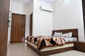 Deluxe Room | Rollaway beds, bed sheets - Hotel Raj Palace & Restaurant (Khatoo)