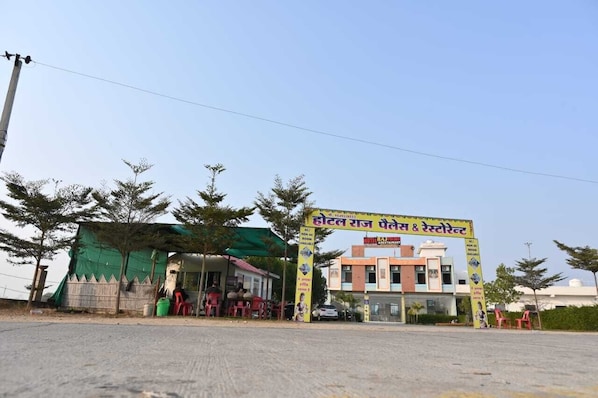 Exterior - Hotel Raj Palace & Restaurant (Khatoo)