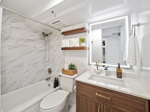 Bathroom - 42F Coastal Chic Retreat -Elegant Oceanview Living (Honolulu)